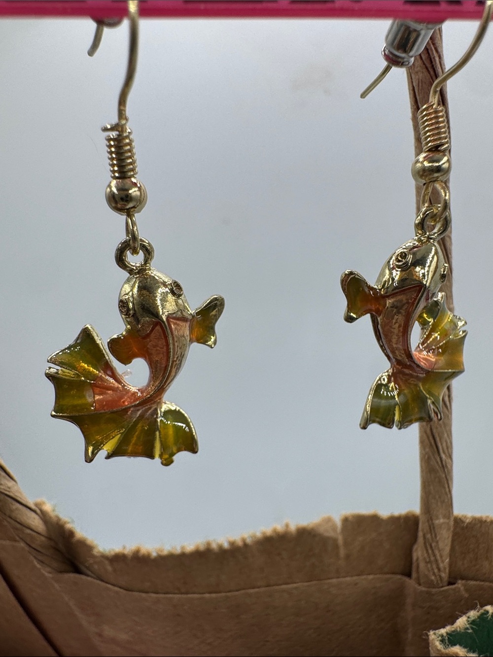 betsy Johnson goldfish dangling earrings New gold tone - Picture 6 of 7